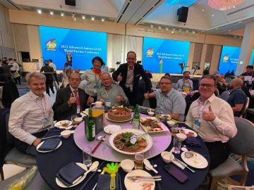 Das AMC Team mit KC Liu und anderen deutschen Partner an einem Tisch